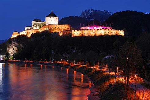Beleuchtete Festung Kufstein mit wandelbarem Dach